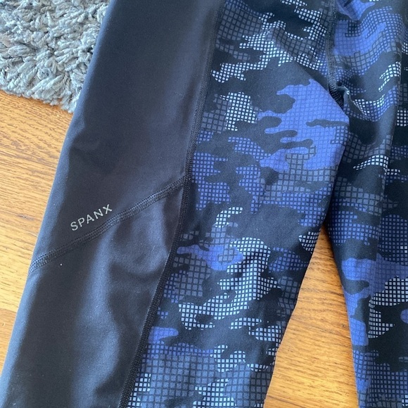 Spanx Sara Blakely Booty Boost Active Printed Leggings SZ Small Purple Geo Camo - Picture 11 of 14